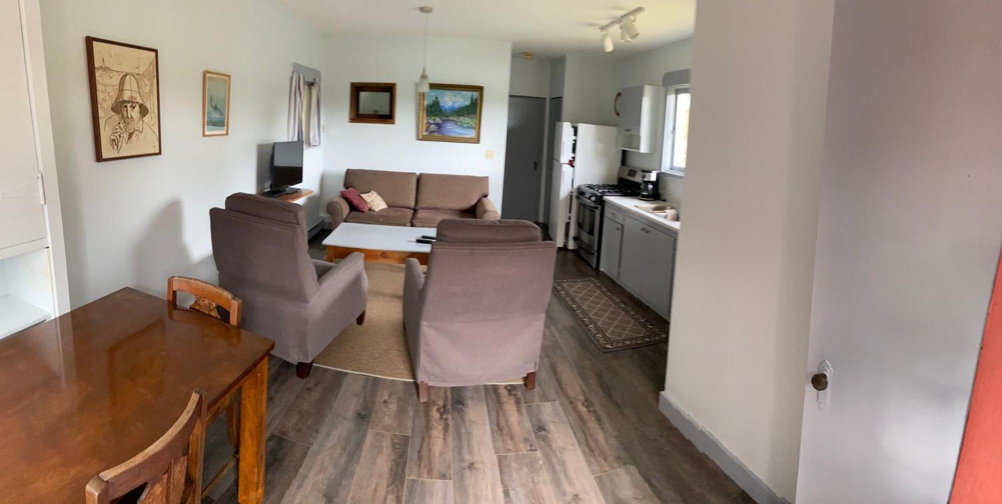Woods End Landing Hotel Bamfield Room photo