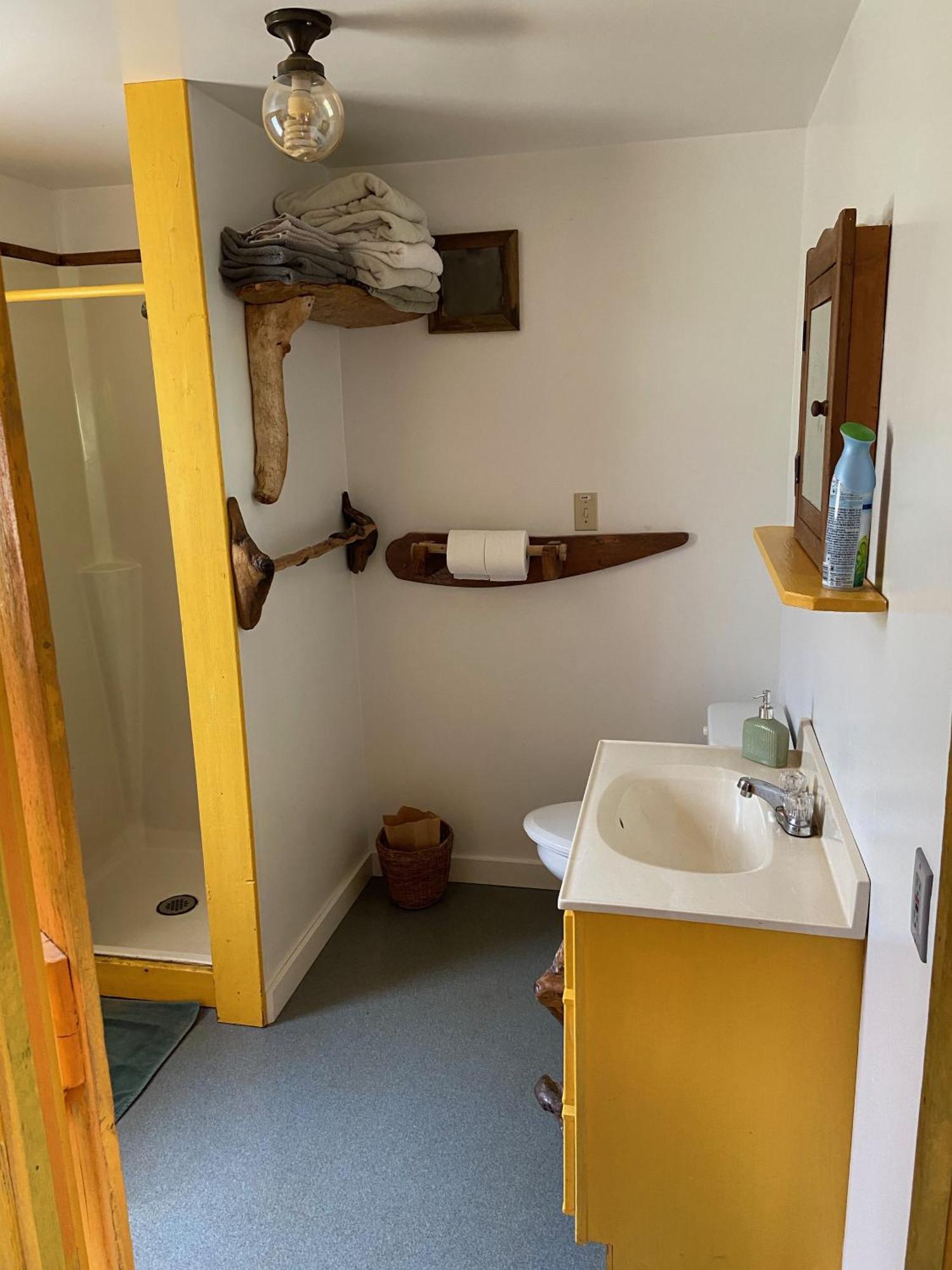 Woods End Landing Hotel Bamfield Room photo