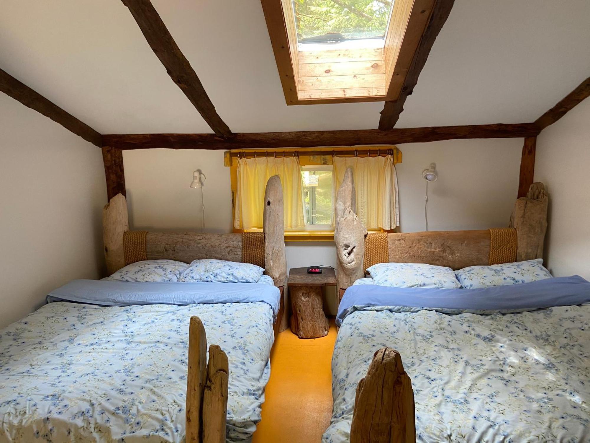 Woods End Landing Hotel Bamfield Room photo